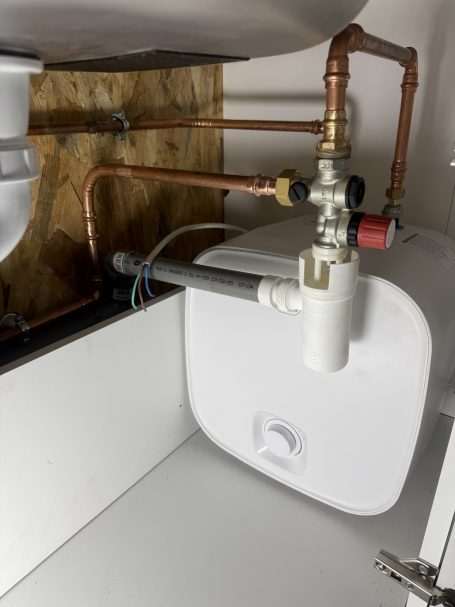 Installation d'un chauffe-eau sous évier